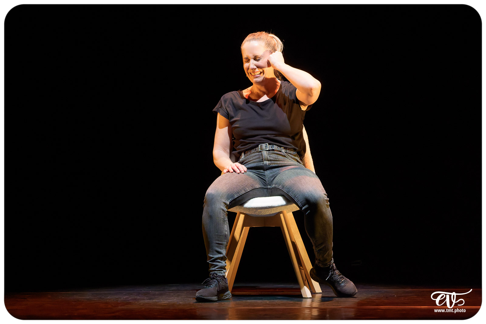 LES CHATOUILLES OU LA DANSE DE LA COLÈRE (ANDRÉA BESCOND)